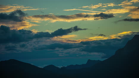 Lapso-De-Tiempo-Del-Paisaje-Nublado-Del-Atardecer-Sobre-Los-Alpes-Austriacos