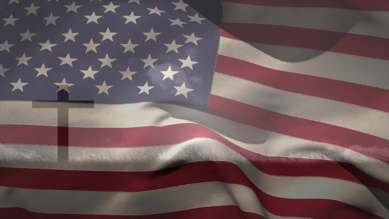 Brezza leggera che fa increspare la bandiera americana, con le strisce rosse che ondeggiano e una croce latina che si distorce sul vuoto.