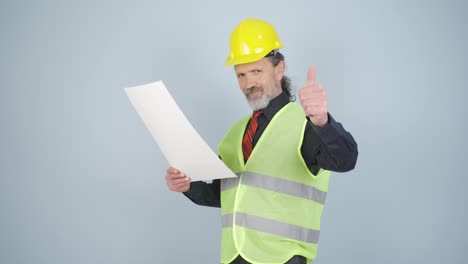 ingeniero mirando a la cámara y haciendo un gesto positivo.
