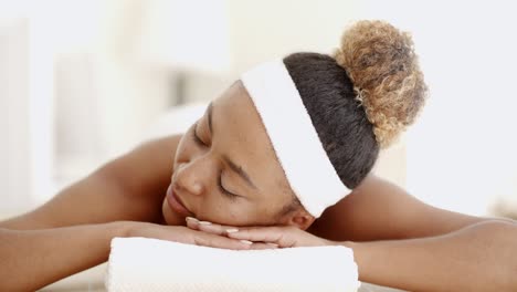junges mädchen im spa-salon