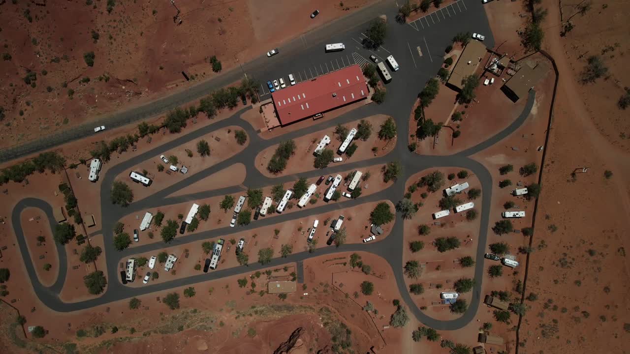 드론 항공 영화 촬영은 비정상적인 주차 공간의 거대한  ⁇  트럭과 밴으로 가득 차 있습니다.