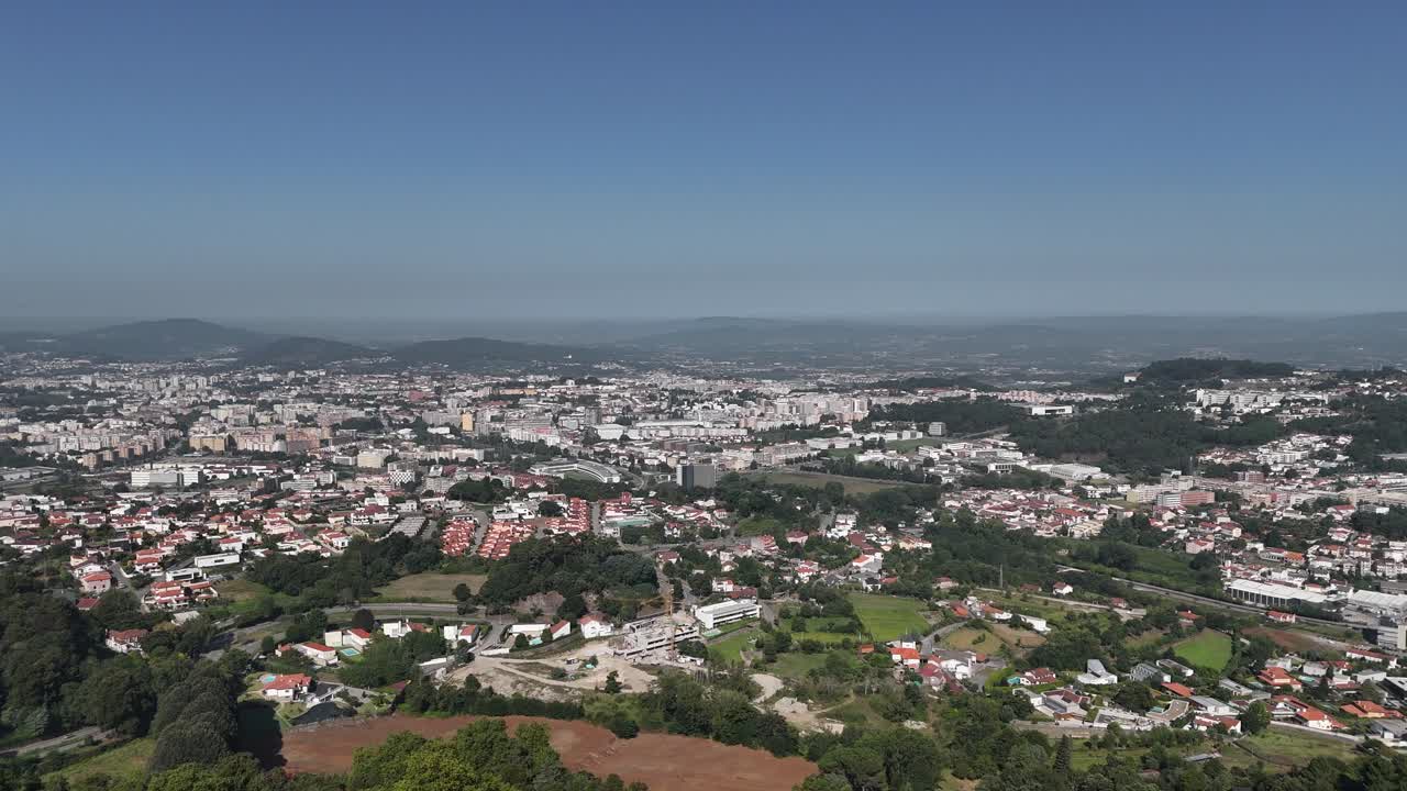 panorámica aérea del paisaje urbano de braga, destacando el crecimiento de la ciudad