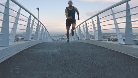 deportes, hombre y acondicionamiento físico correr en el puente en la ciudad
