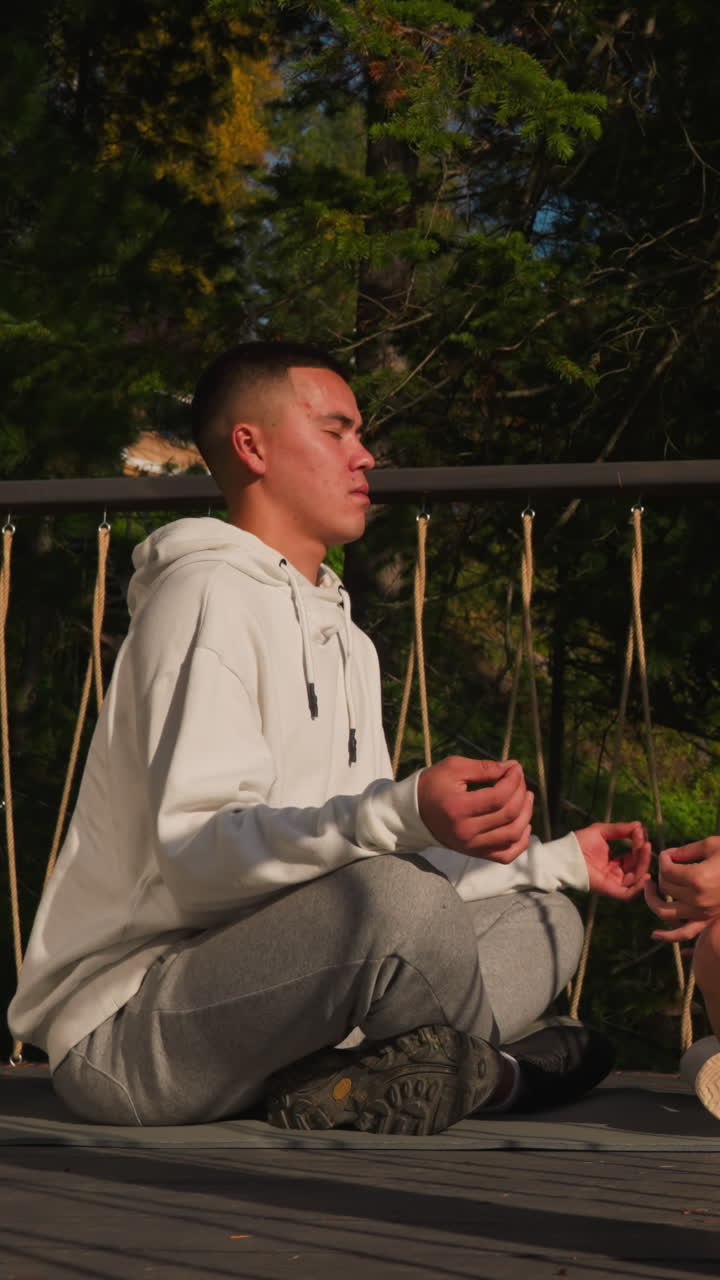 la pareja se sumerge en la armonía meditativa en el piso de la tabla. los socios pasan vacaciones dedicadas al crecimiento personal usando la práctica del yoga en el suelo entre la naturaleza