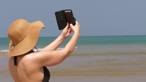 Schöne-Kaukasische-Frau-Nimmt-Selfie-Am-Tropischen-Strand