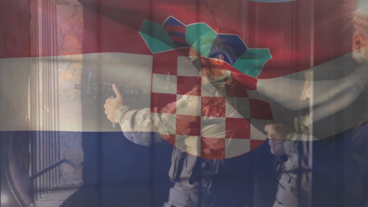 Chorwacka flaga powiewająca, ukazująca dwóch żołnierzy celujących z karabinów przez kraty okienne, strzegących posterunku obronnego.