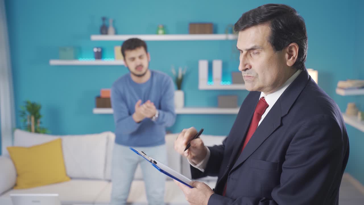 el hombre triste está en quiebra y en deudas.