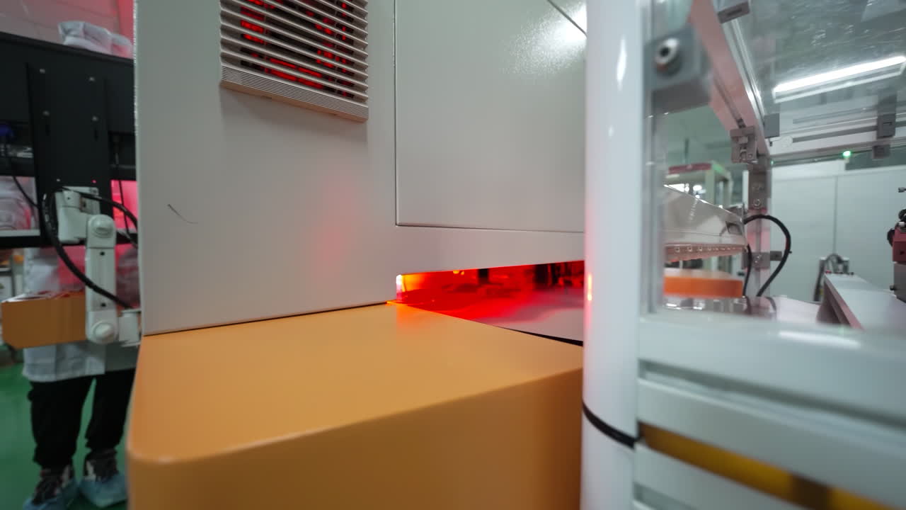 cerrar la fábrica de fabricación de electrónica y placas de circuitos industrial taller libre de polvo de la fábrica de chips, mientras la placa se mueve en la línea de ensamblaje