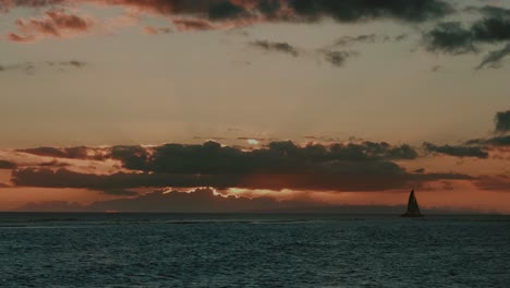 maravillosa puesta de sol con un velero