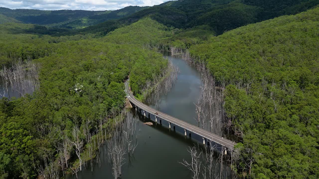 오스트레일리아 즐랜드 주 골드코스트 내륙에 있는 스프링브룩 국립공원 (springbrook national park) 의 파인 크리크 브릿지 위를 향한 공중 사진