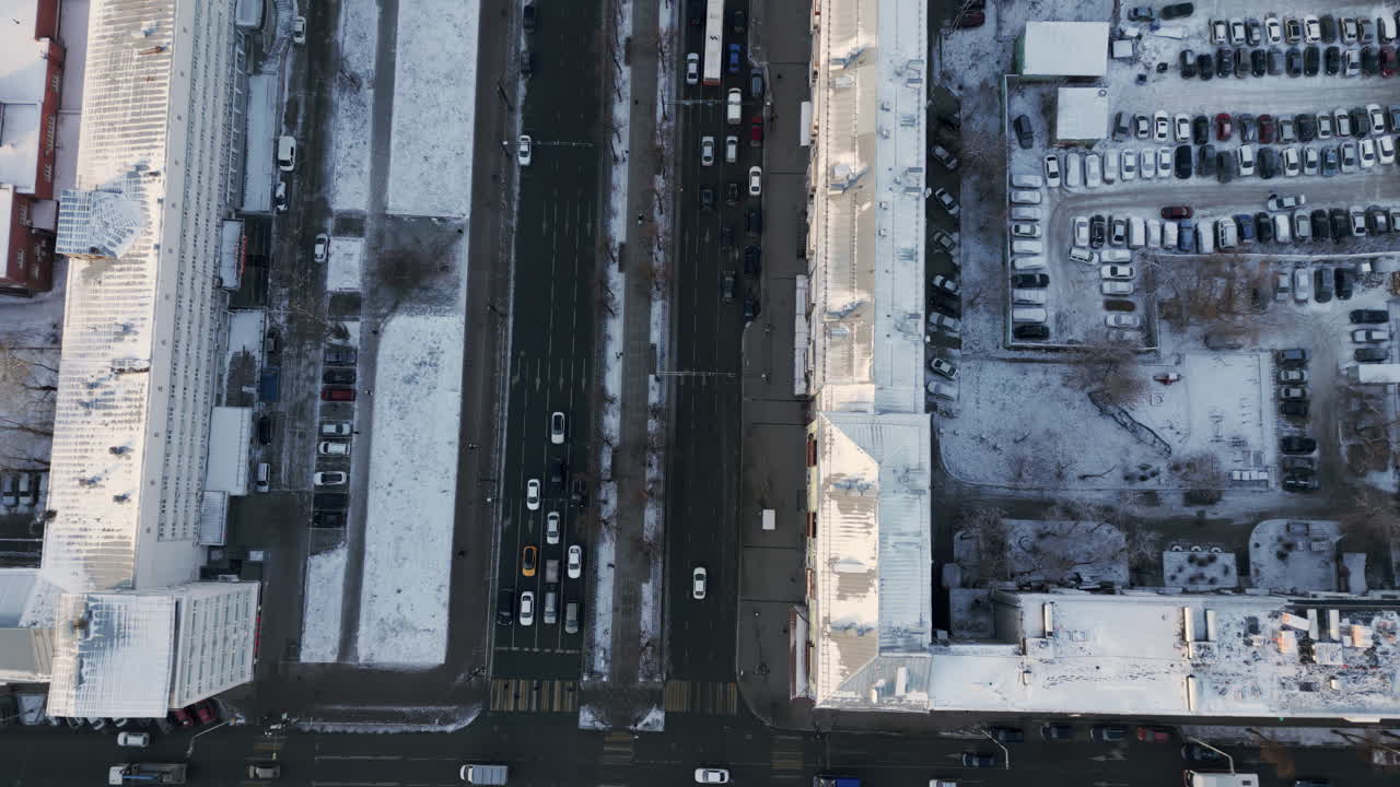 눈 인 도시 교차로에서 공중에서 볼 수 있는 모습