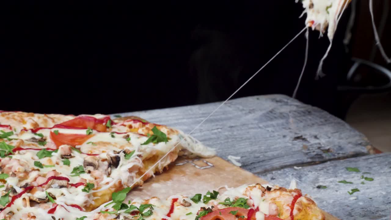 녹은 치즈와 함께 맛있는 치즈 피자