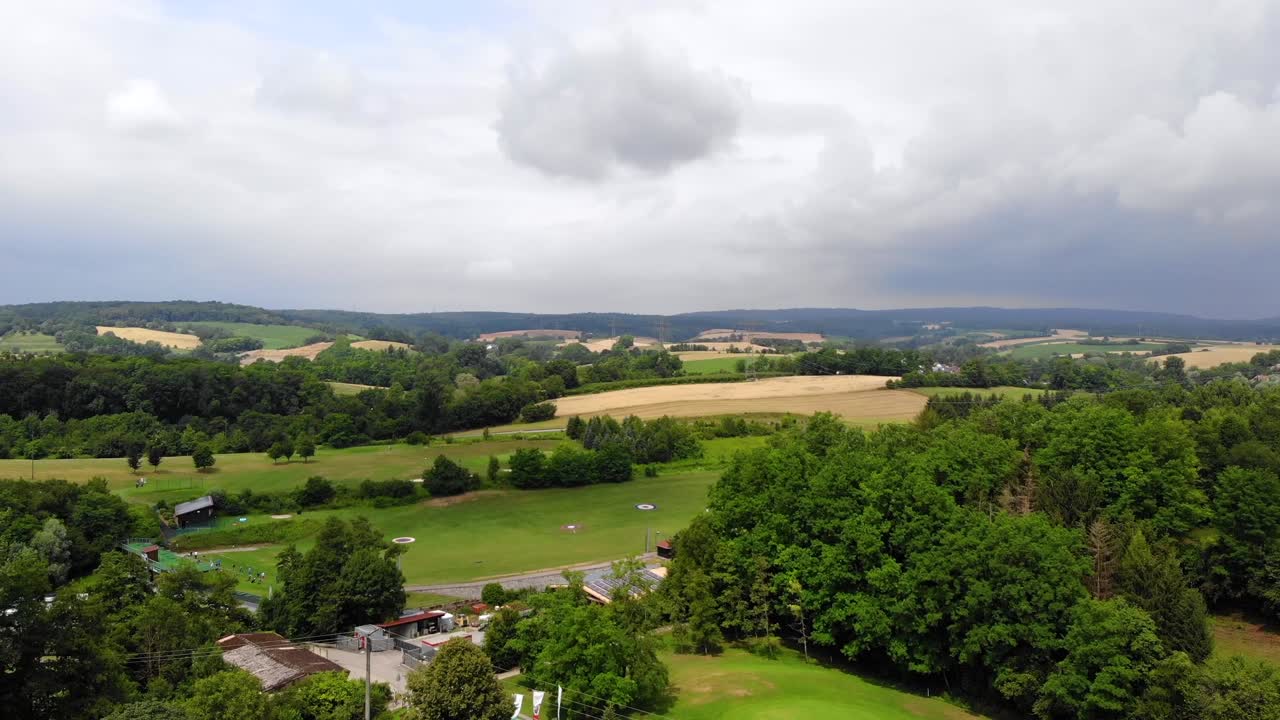 독일 골프 코스를 향한 아름다운 전망을 갖춘 공중 전진 비행