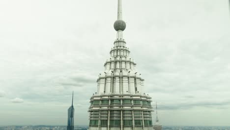 pochmurny dzień widok prawej wieży z menara berkembar petronas kuala lumpur malezja