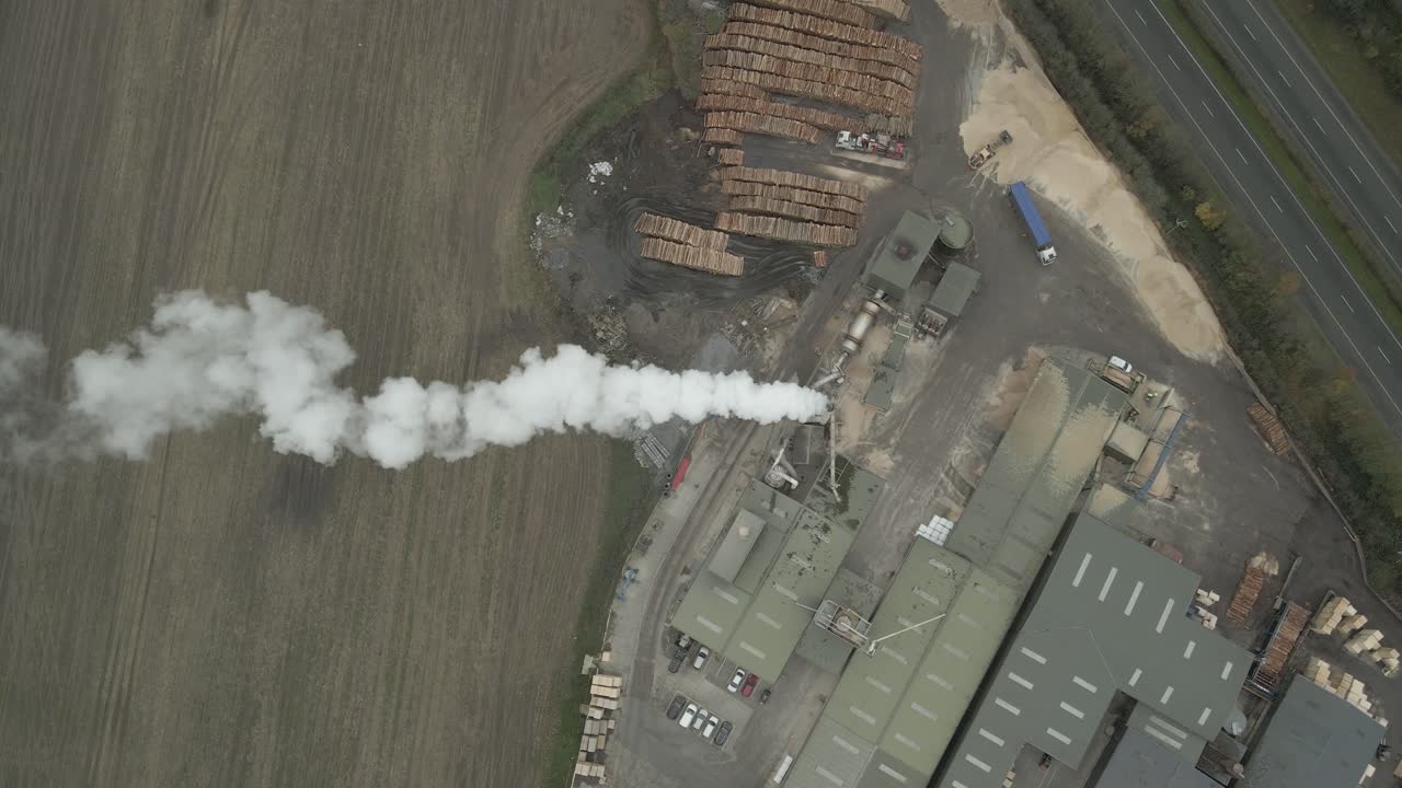 vista superior de la planta de carpintería con humo de chimenea y pila de maderas en portlaoise, condado de laois, irlanda
