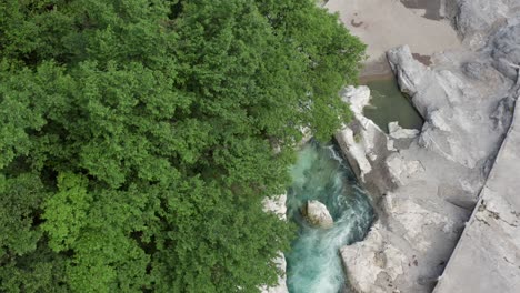 Río-Serio-Con-Sus-Cristalinas-Aguas-Verdes,-Bergamo,-Valle-Seriana,-Italia