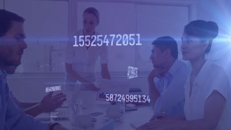 animación de senderos de luz y procesamiento de datos sobre diversas personas de negocios que se reúnen en la oficina.