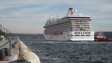 barco de crucero que llega a estambul