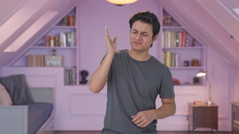 hombre indio oliendo objeto disgustado