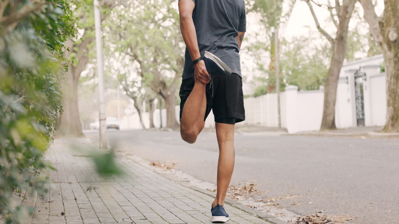 Uomo atleta attento alla salute e al fitness che fa stretching