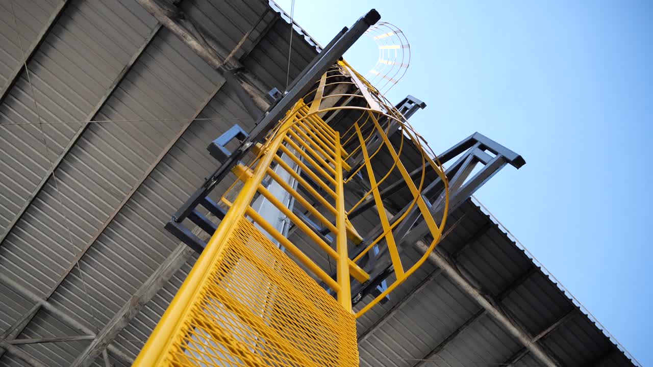 palo de escalera de servicio de techo alto, sin personas