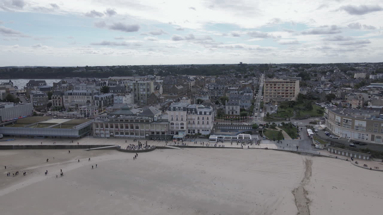 gente en plage de l'écluse o playa de ecluse, ciudad de dinard, bretaña en francia