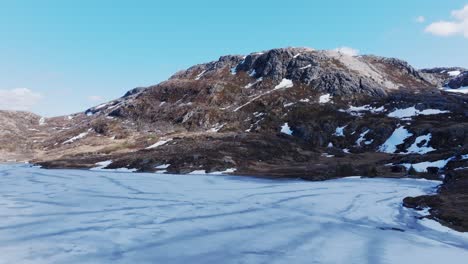 Palvatnet-See-Mit-Gefrorenem-Wasser-Und-Felsigen-Bergen-Im-Hintergrund