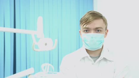 dentista que examina al paciente
