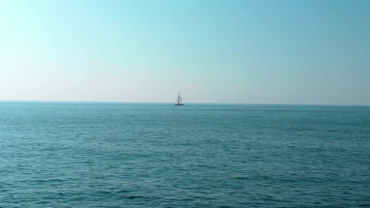 바다에서 멀리 범선