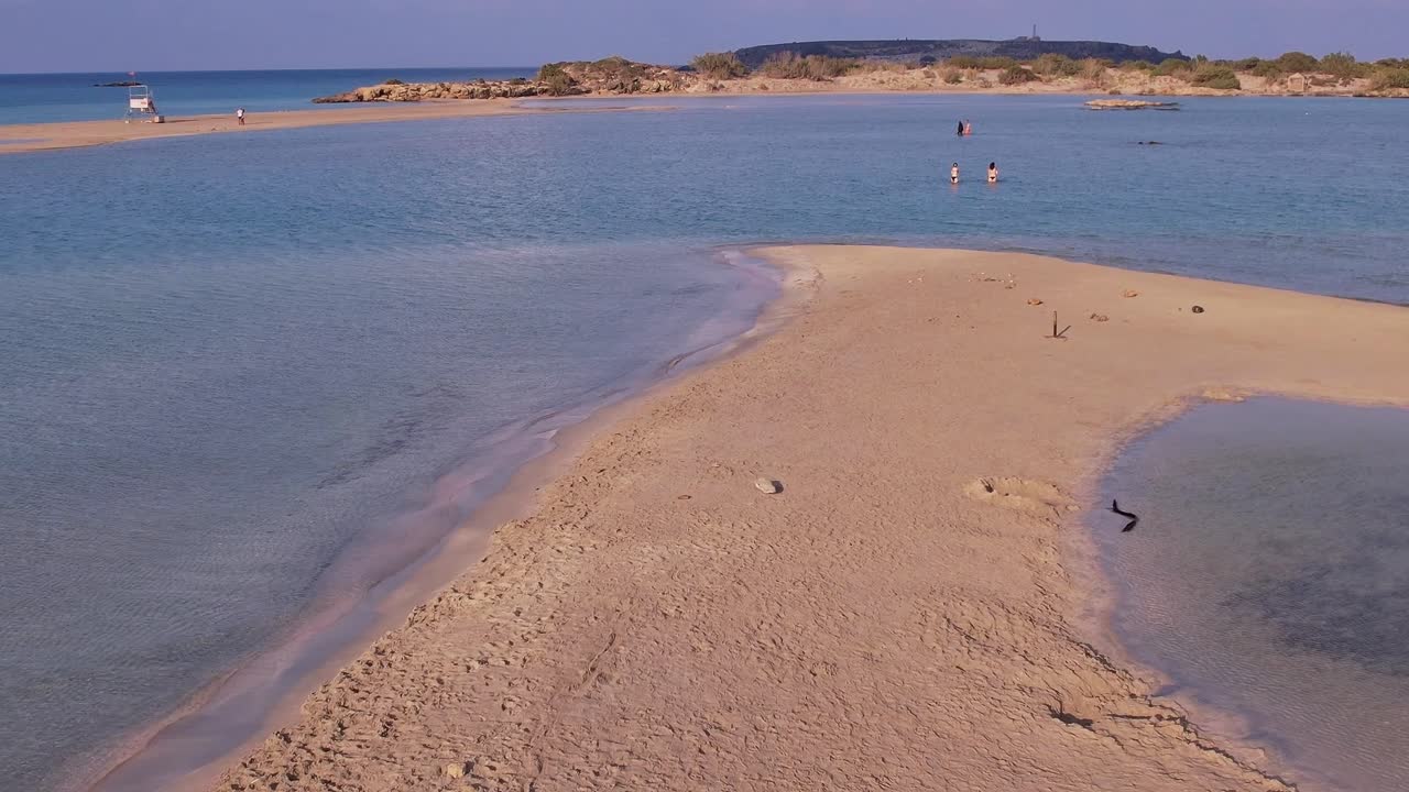 Spiaggia sabbiosa panoramica con acqua cristallina dell'oceano