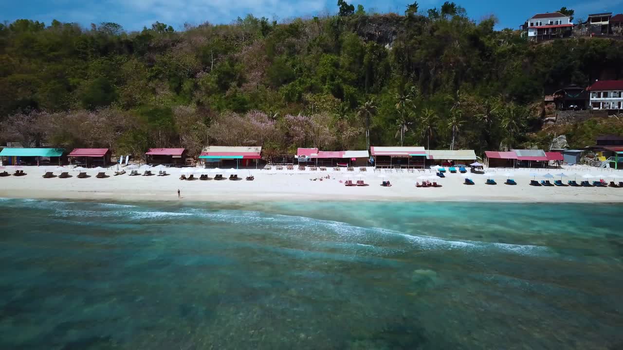 파당파당 해변에서 해변을 향해 날아가는 드론 샷