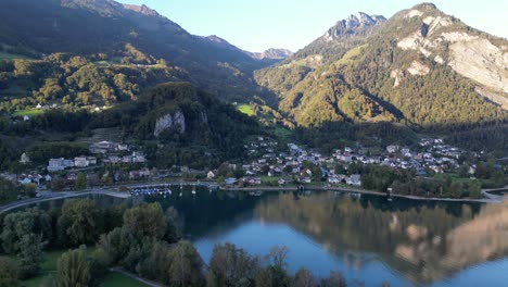 Un-Pueblo-Alpino-Junto-A-Las-Montañas-Y-El-Lago-Walensee-En-Vista-Panorámica-Aérea