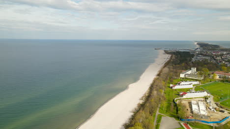 Vista-Aérea-De-La-Península-De-Władysławowo-Y-Hel-A-Lo-Largo-De-La-Playa-Costera-De-Arena-Blanca-Del-Mar-Báltico