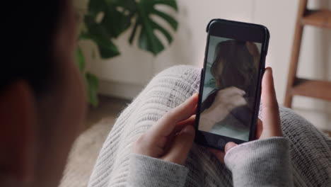 Mujer-Joven-Teniendo-Video-Chat-Usando-Un-Teléfono-Inteligente-En-Casa-Charlando-Con-Un-Amigo-Mostrando-Peinado-Compartiendo-Estilo-De-Vida-Disfrutando-De-La-Comunicación-En-Línea