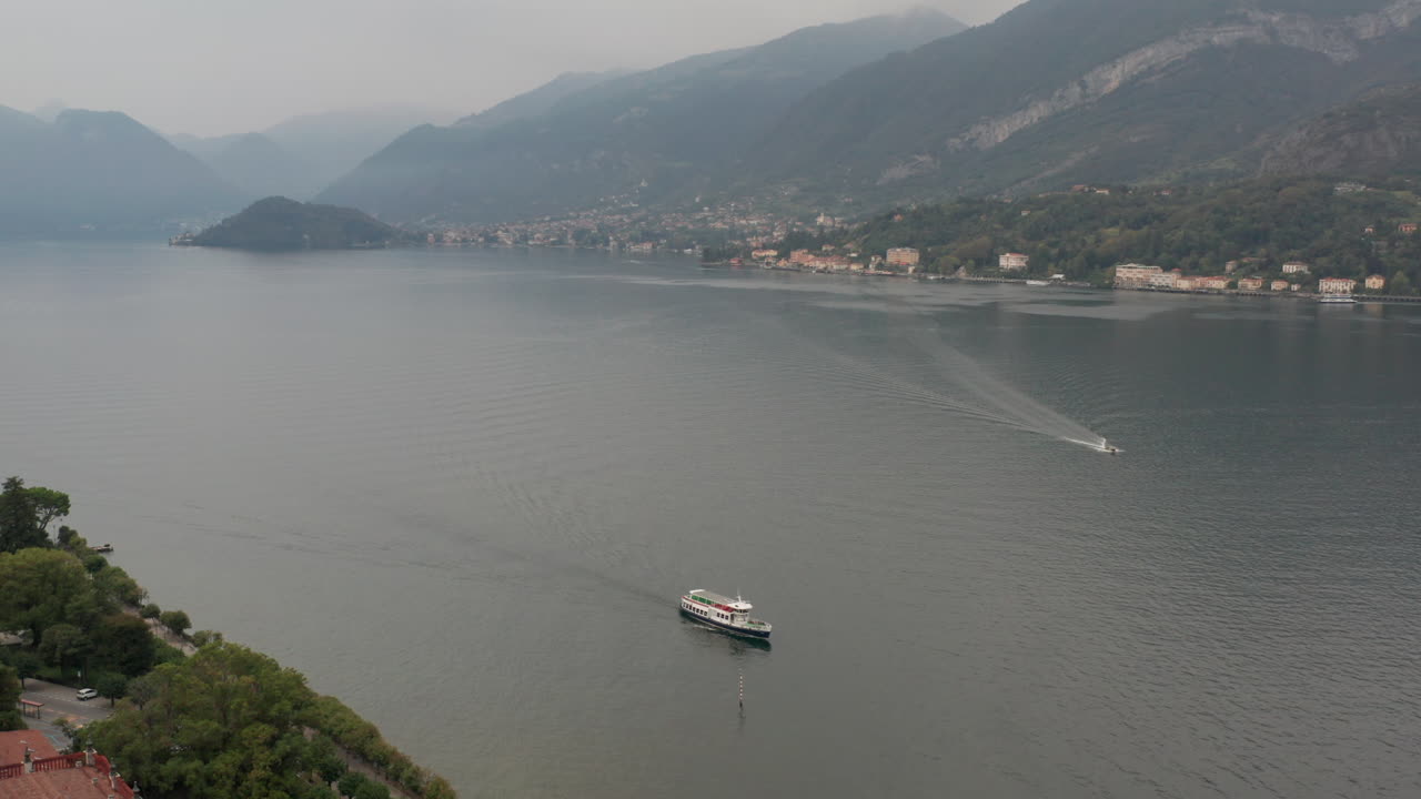 foque de barco en un vasto y hermoso lago