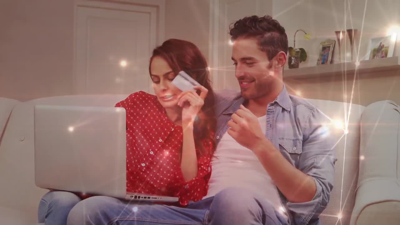 pareja caucásica en distanciamiento social comprando en línea en casa