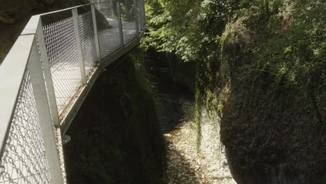 dentro del acantilado alpino de las gargantas du sierroz pov desde encima del puente que cruza la montaña