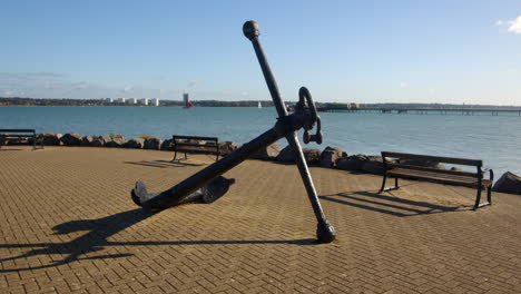 Weitwinkelaufnahme-Eines-Alten-Ankers-In-Hythe-Marina-Village-Mit-Weston-Im-Hintergrund