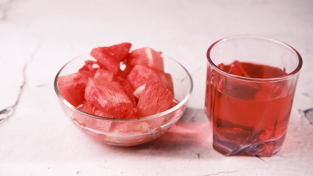 테이블 위 에 있는 수박 어리 와 수박 주스 한 잔 의 클로즈 업