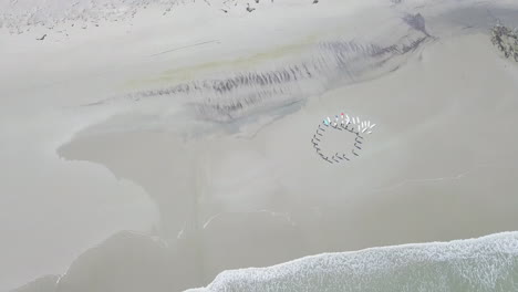 dramática antena de surf a lo largo de la costa de sudáfrica