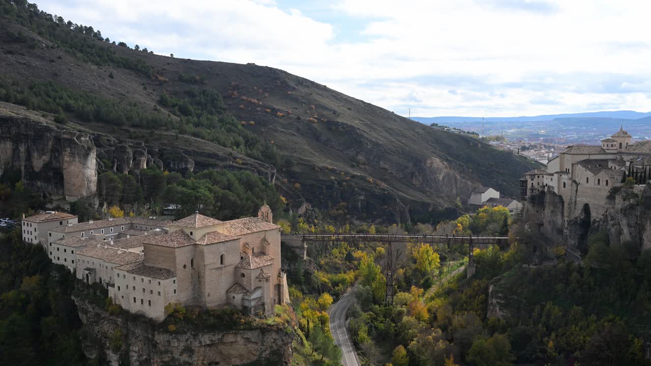 CUENCA, SPAIN - A panoramic view of the historic UNESCO city, featuring the Parador hotel and the Hanging Houses perched on the dramatic cliffs of the Huécar gorge.