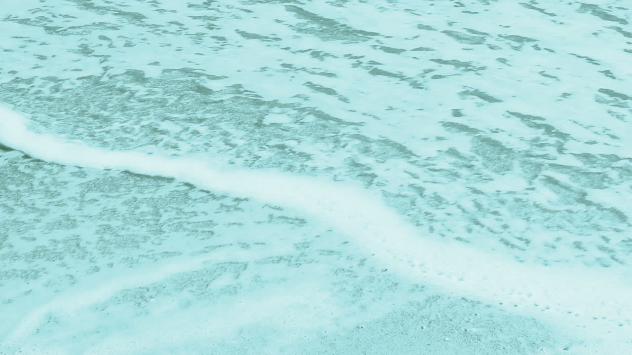 砂の上のハートは波に洗い流される。砂の上のハート