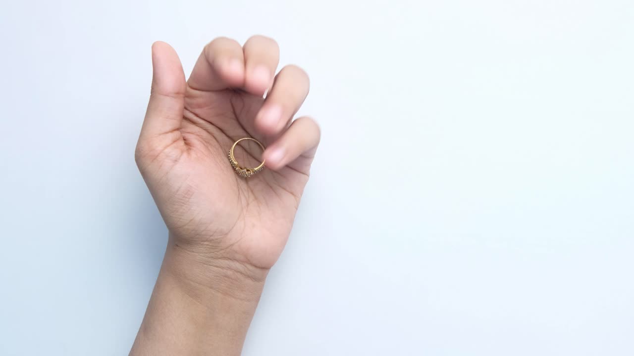 una mujer con un anillo de oro.