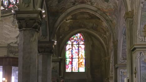 Licht-Vom-Fenster-In-Der-Kirche