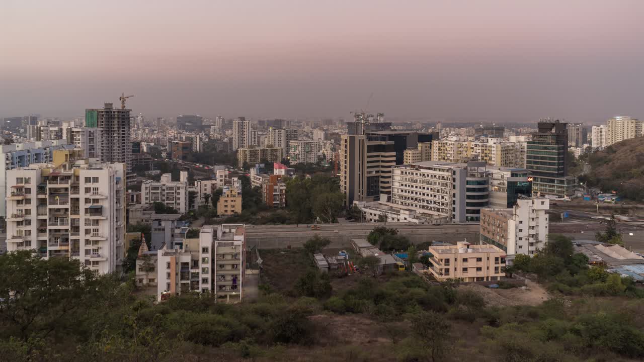 hermosa transformación de día a noche de un paisaje urbano vista desde la cima de una colina, día a noche lapso de tiempo, india