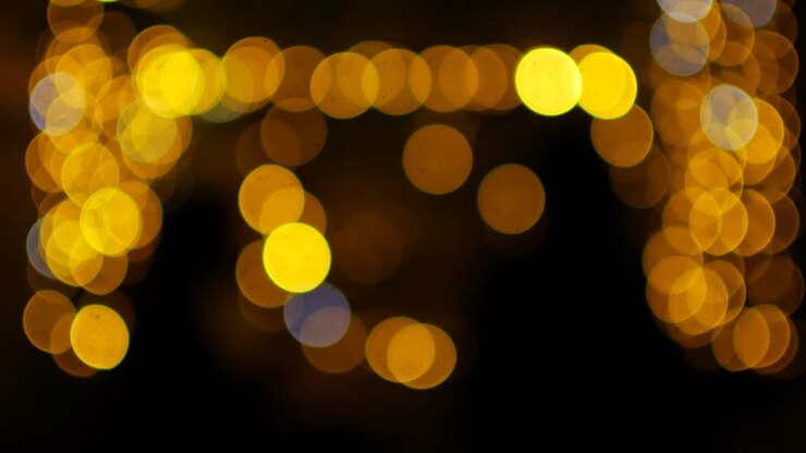 Le luci gialle delle ghirlande sfocate lampeggiano come bokeh