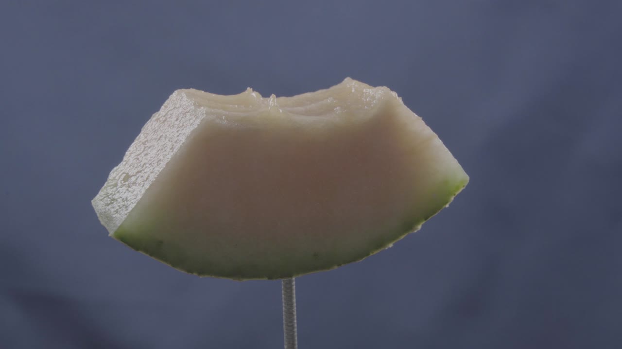 크로마 키를 위해 파란 화면에 루프와 함께 회전하는 멜론