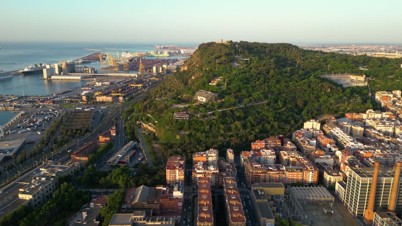 바르셀로나의 바다 화물 항구에 있는 몬트주이크 성과 함께 몽투이크 언덕의 공중 풍경. 카탈로니아, 스페인