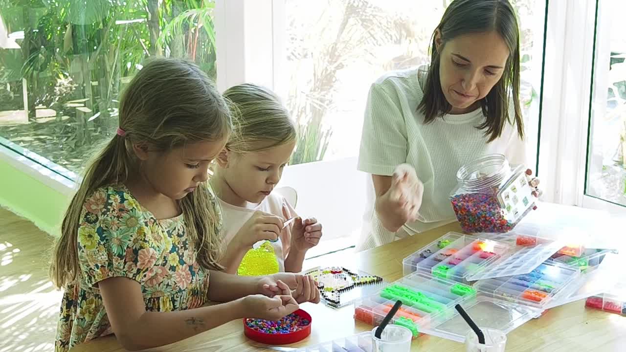 madre e hijas creando arte con cuentas