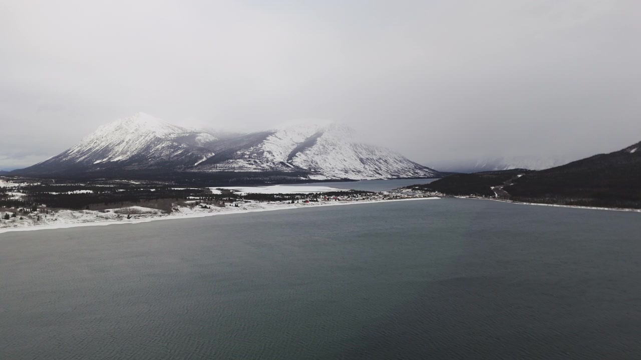 Panoramautsikt over Bennett Lake og Carcross by om vinteren i Yukon, Canada – Luftfoto